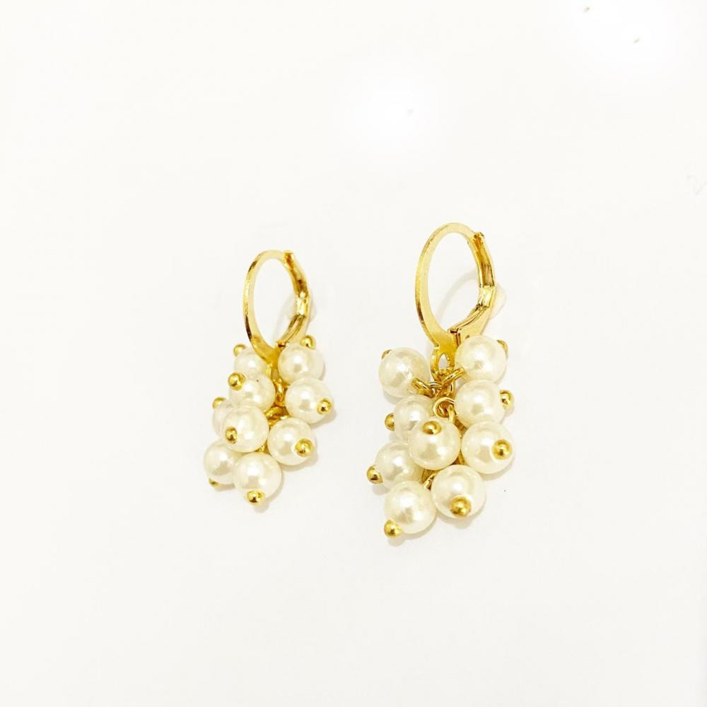Brinco de argolinha click com pingente de pérolas folheado a ouro 18k