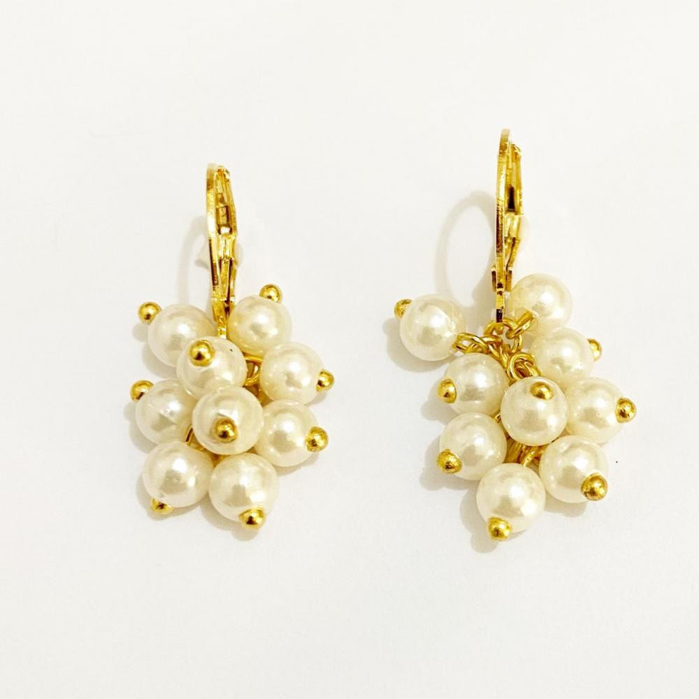 Brinco de argolinha click com pingente de pérolas folheado a ouro 18k