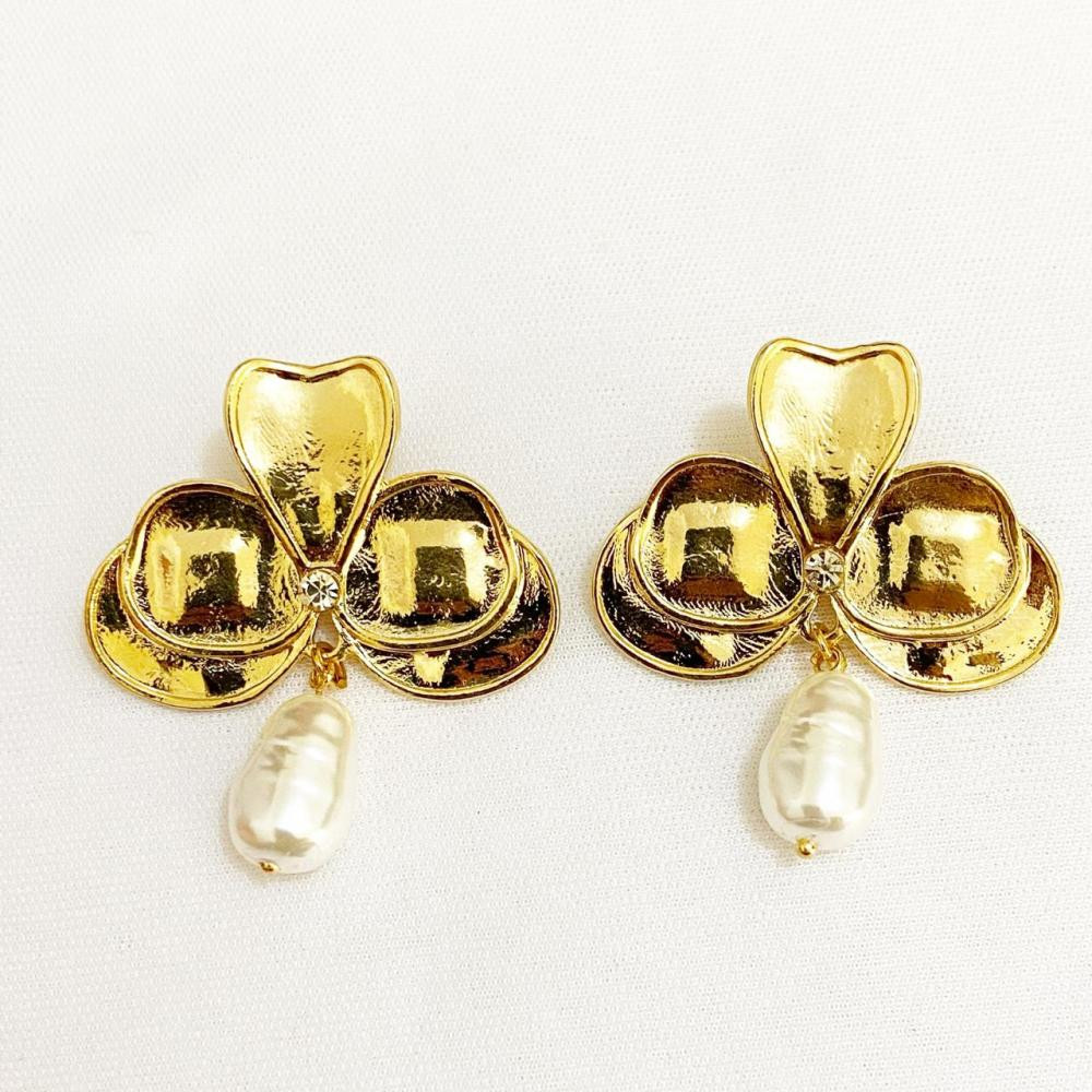 Brinco com formato de flor liso folheado a ouro 18k