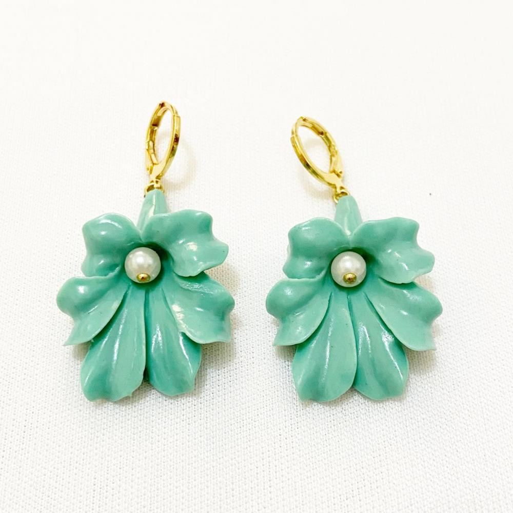 Brinco de argolinha click com pingente de flor folheado a ouro 18k