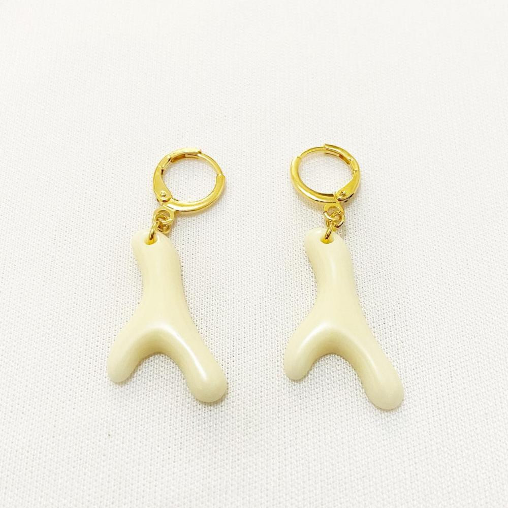 Brinco de argolinha click com pingente de coral folheado a ouro 18k