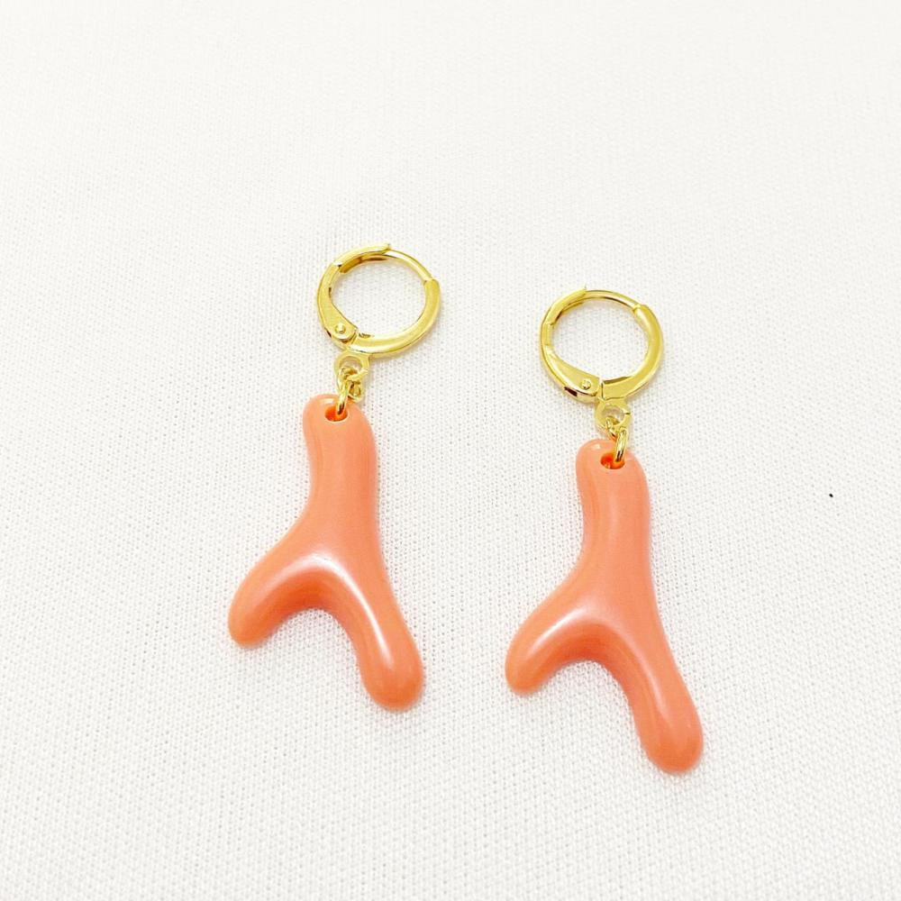 Brinco de argolinha click com pingente de coral folheado a ouro 18k