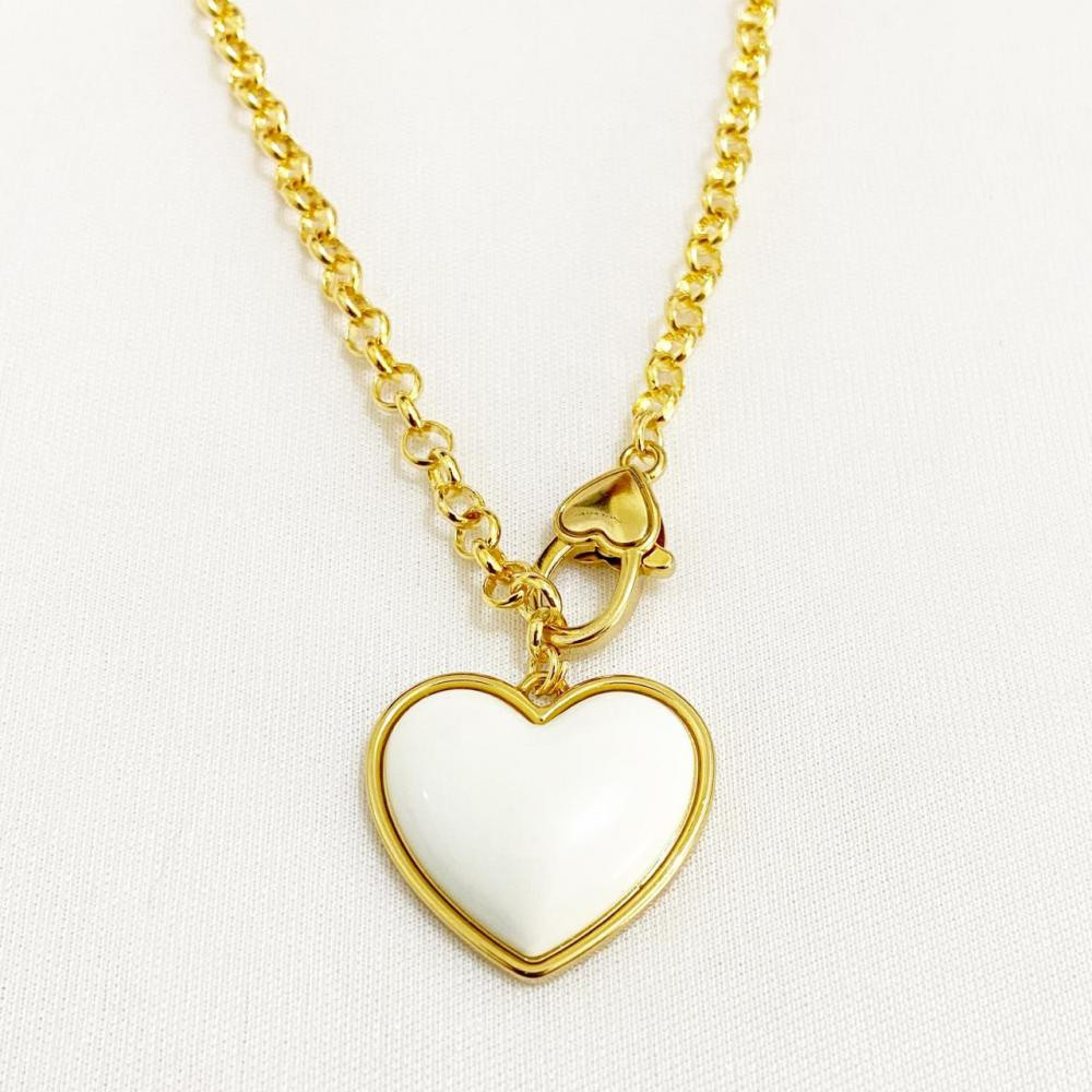 Colar com pingente de coração branco resinado folheado a ouro 18k 