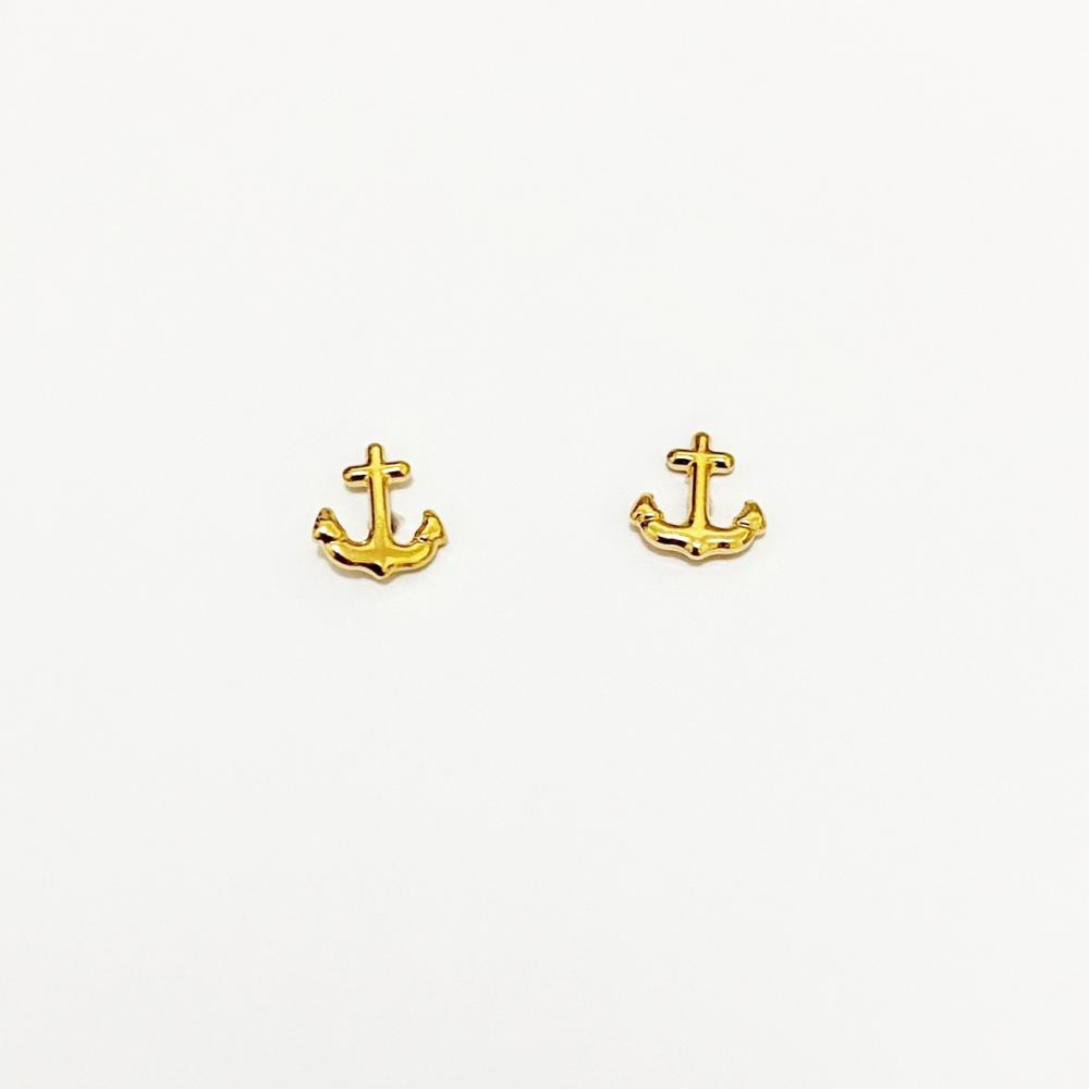 Mini brinco com formato de ancora folheado a ouro 18k 