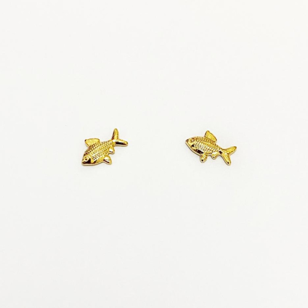 Mini brinco com formato de peixe folheado a ouro 18k 