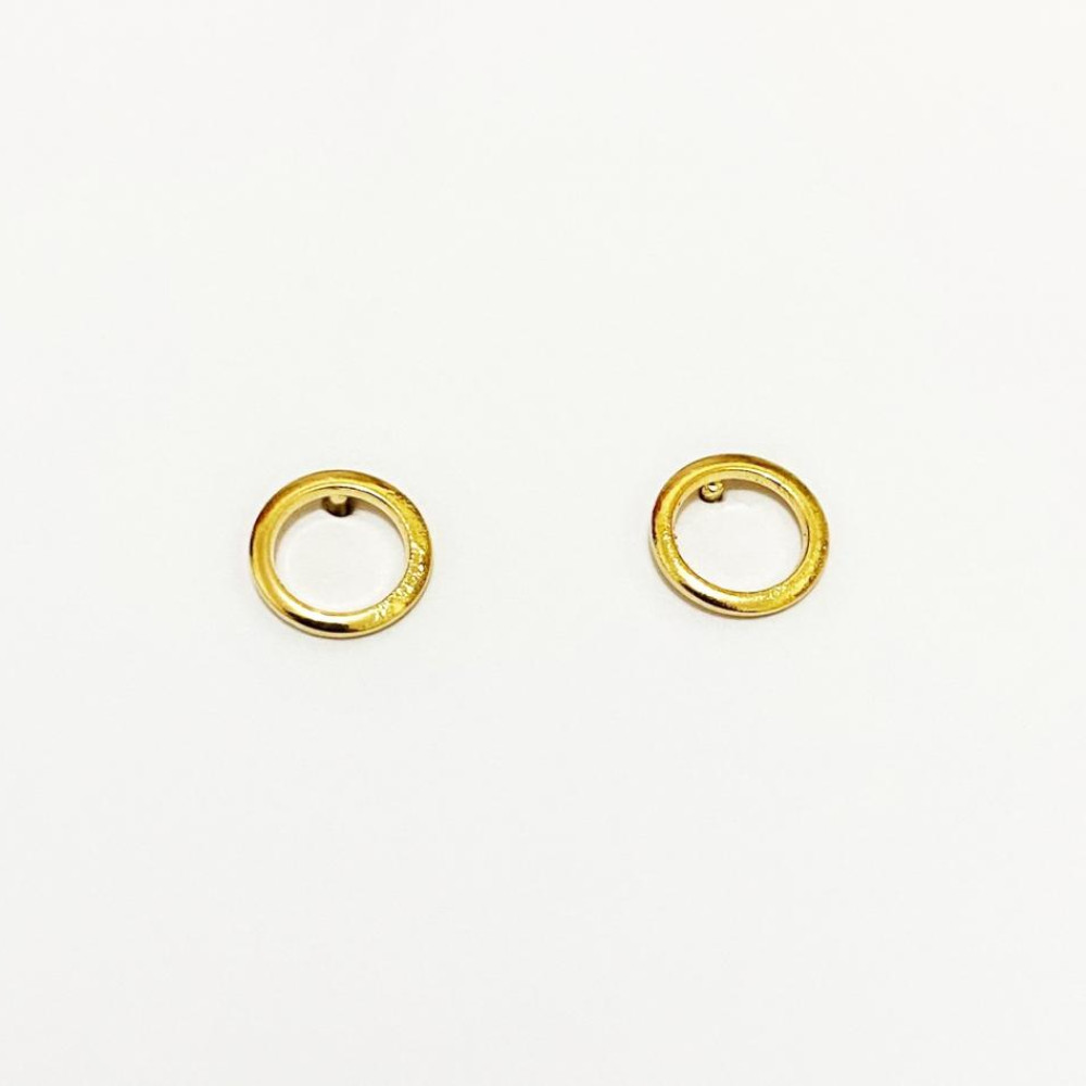 Mini brinco com formato de circulo folheado a ouro 18k 