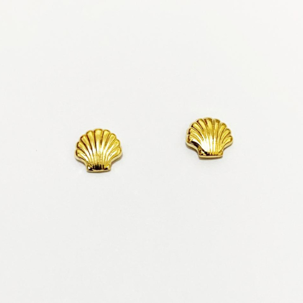 Mini brinco com formato de concha folheado a ouro 18k 