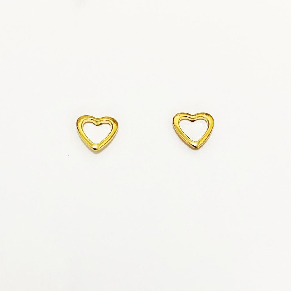 Mini brinco com formato de coração vazado  folheado a ouro 18k 