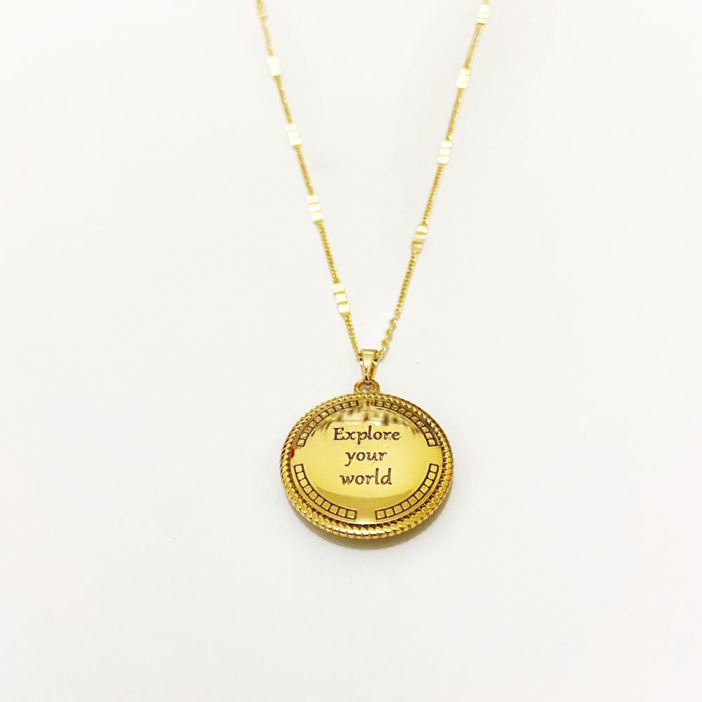Colar com corrente  grumet com chapinho ondulado e pingente de bússola folheado a ouro 18k 