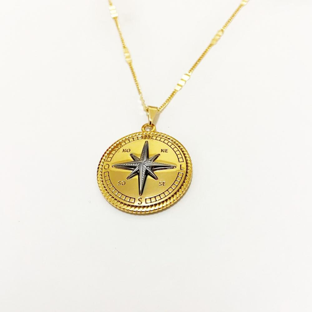 Colar com corrente  grumet com chapinho ondulado e pingente de bússola folheado a ouro 18k 