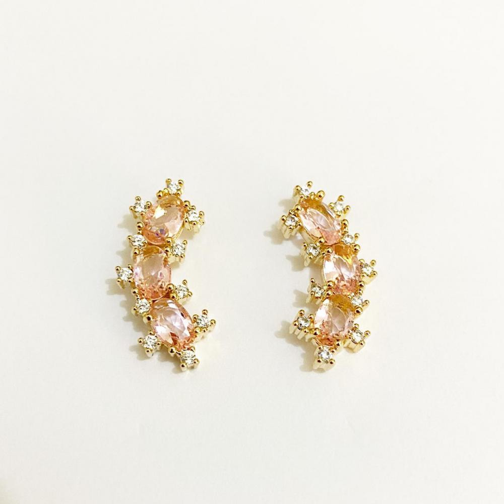 Brinco earcuff  cravejado com zircônia rose e cristal folheado a ouro 18k