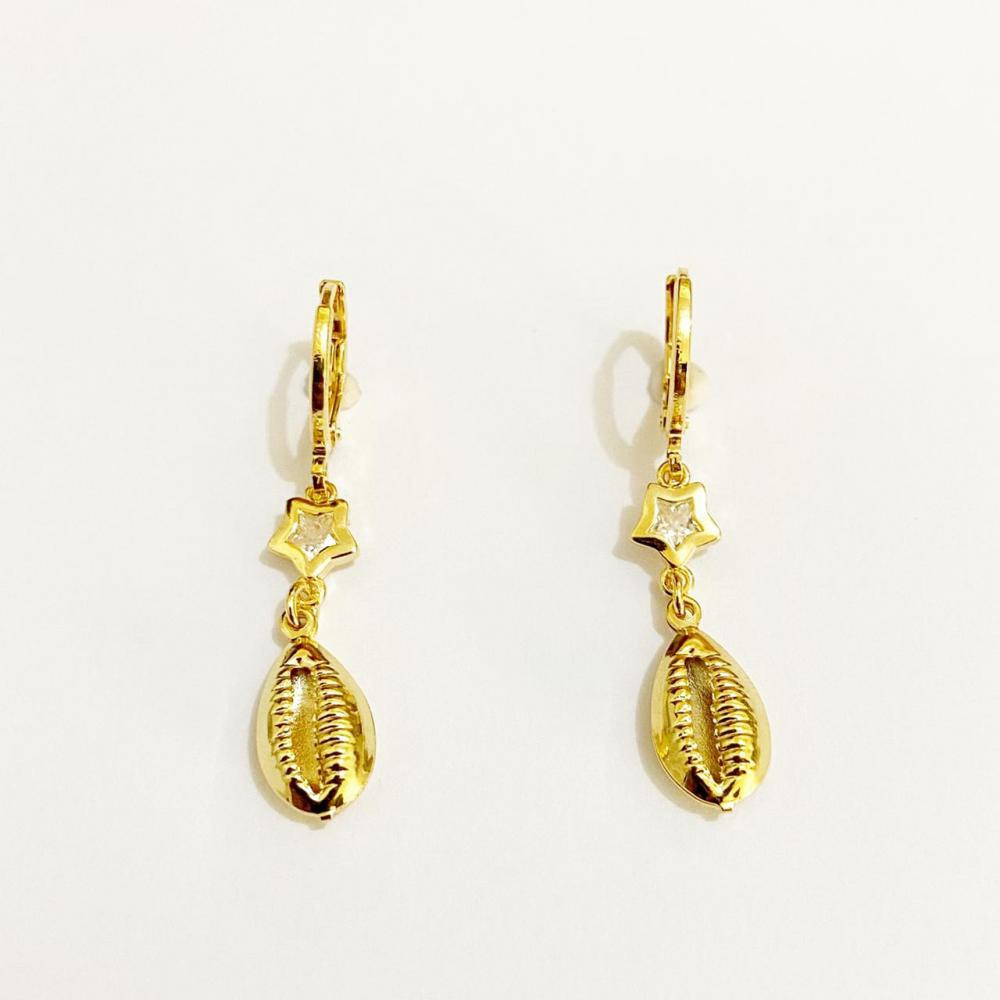 Brinco de argolinha com pingente de estrela e buzeos folheado a ouro 18k 