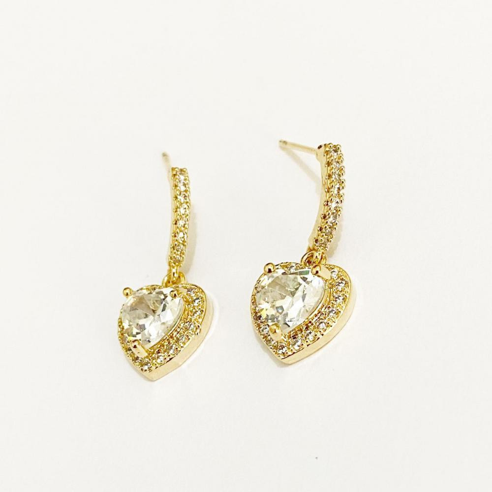 Brinco de meia argola com pingente de coração cravejado com zircônia folheado a ouro 18k