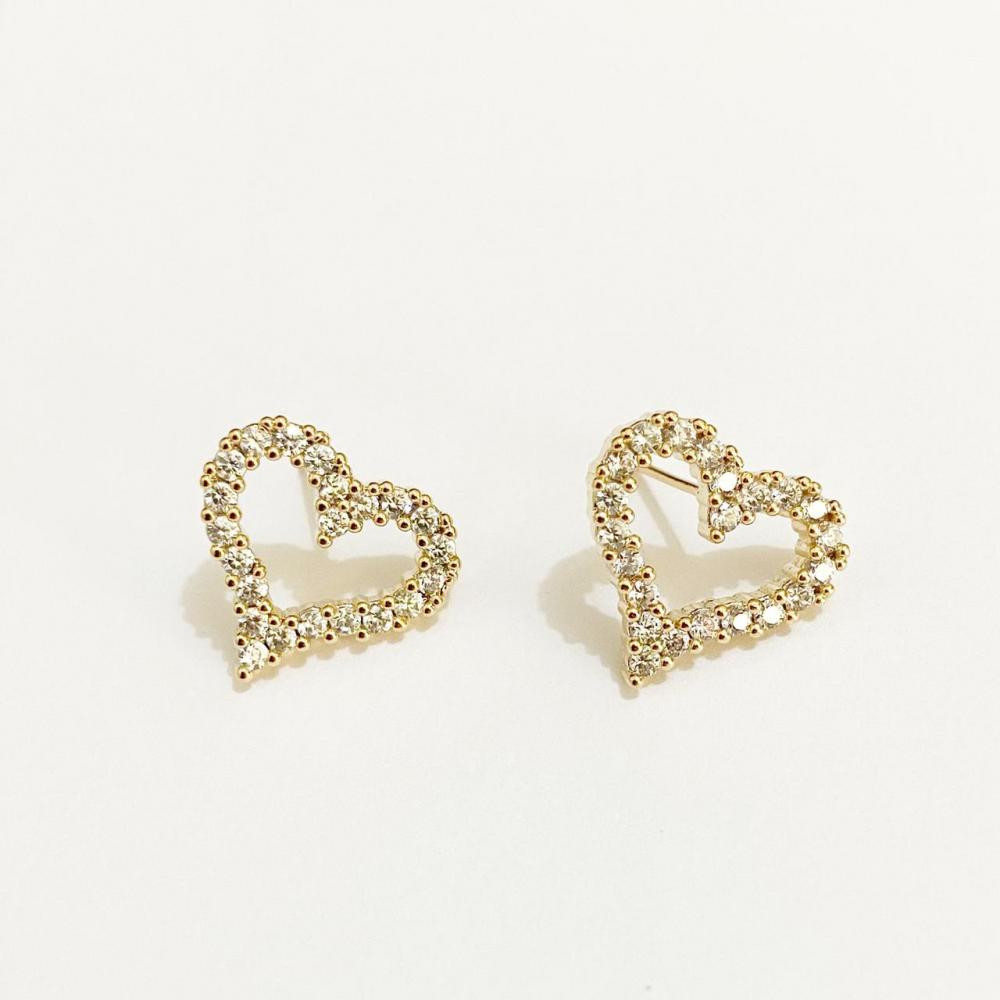 Brinco de coração vazado cravejado com zircônia folheado a ouro 18k 