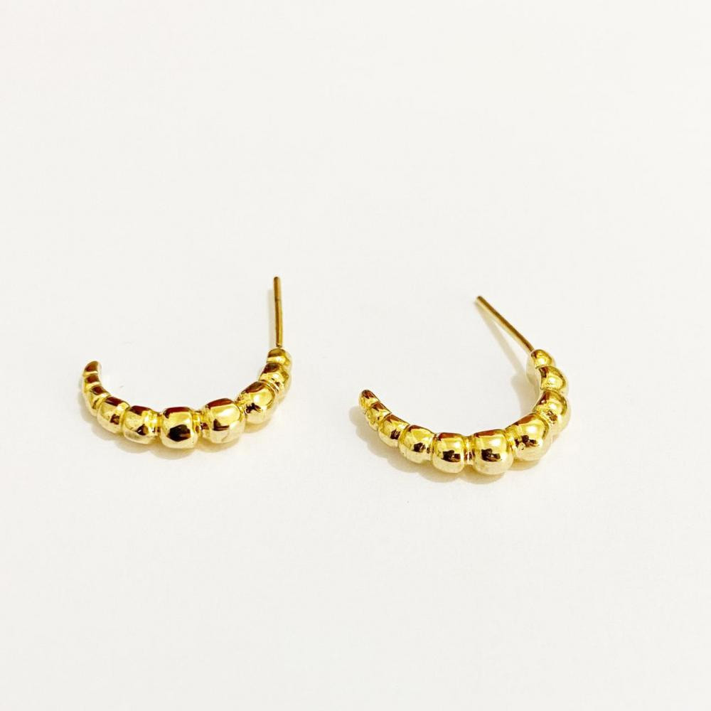 Brinco meia argola de bolinhas folheada a ouro 18k