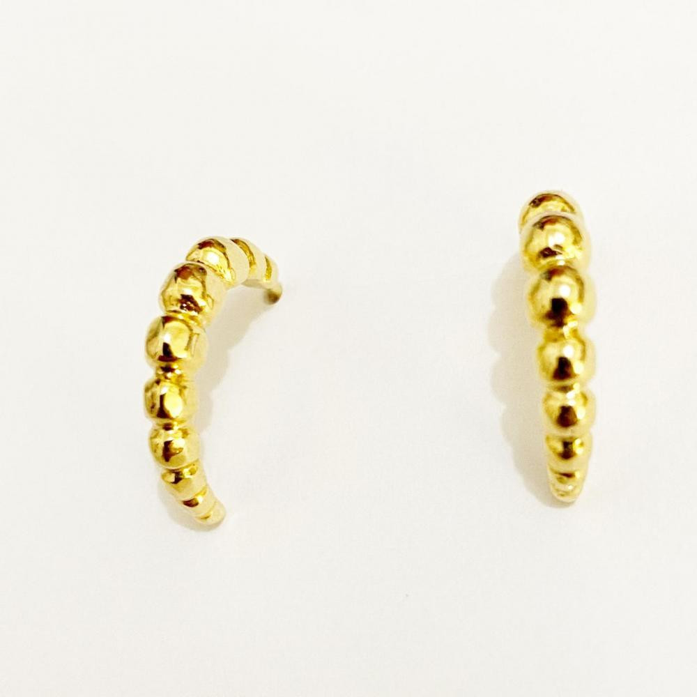Brinco meia argola de bolinhas folheada a ouro 18k