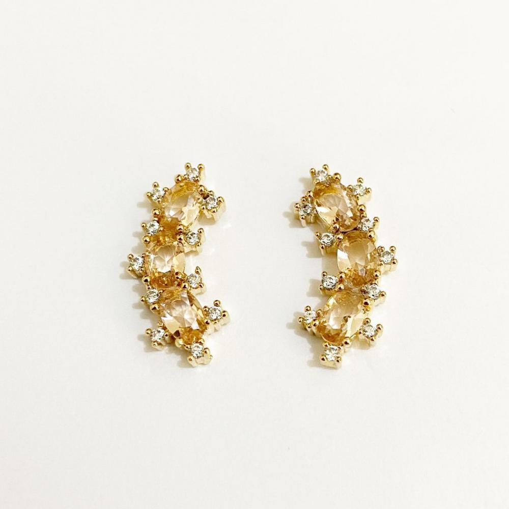 Brinco earcuff  cravejado com zircônia light colorado e cristal folheado a ouro 18k