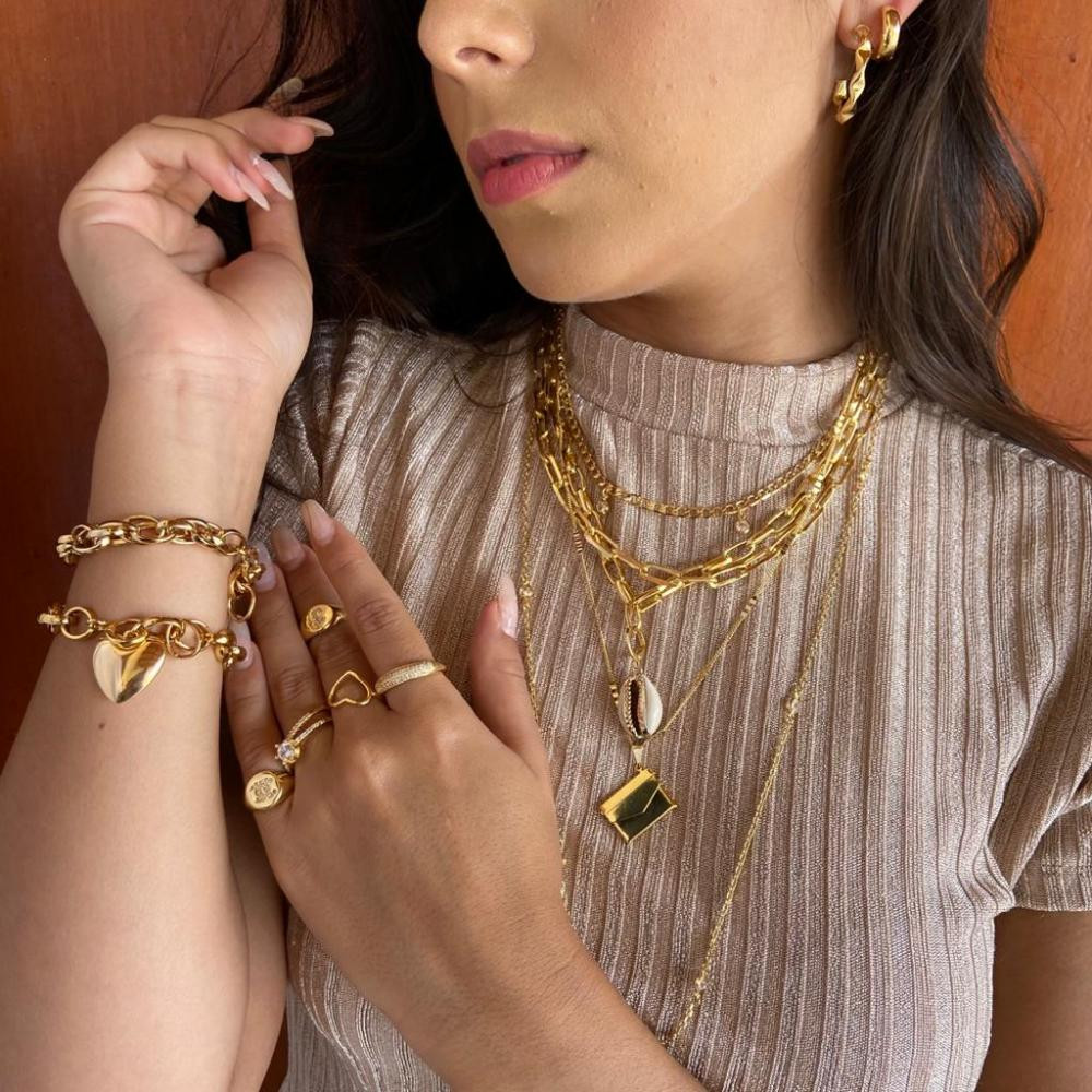 Colar com elo cartier e pingente de concha folheado  a ouro 18k