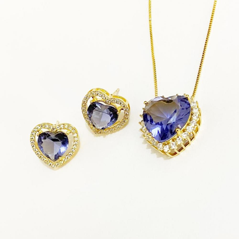 Conjunto de coração pequeno cravejado com zircônia folheado a ouro 18k 