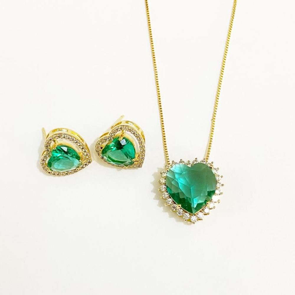Conjunto de coração pequeno cravejado com zircônia folheado a ouro 18k 