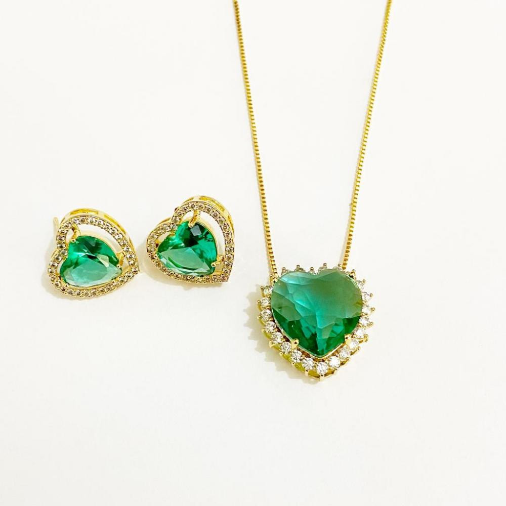 Conjunto de coração pequeno cravejado com zircônia folheado a ouro 18k 