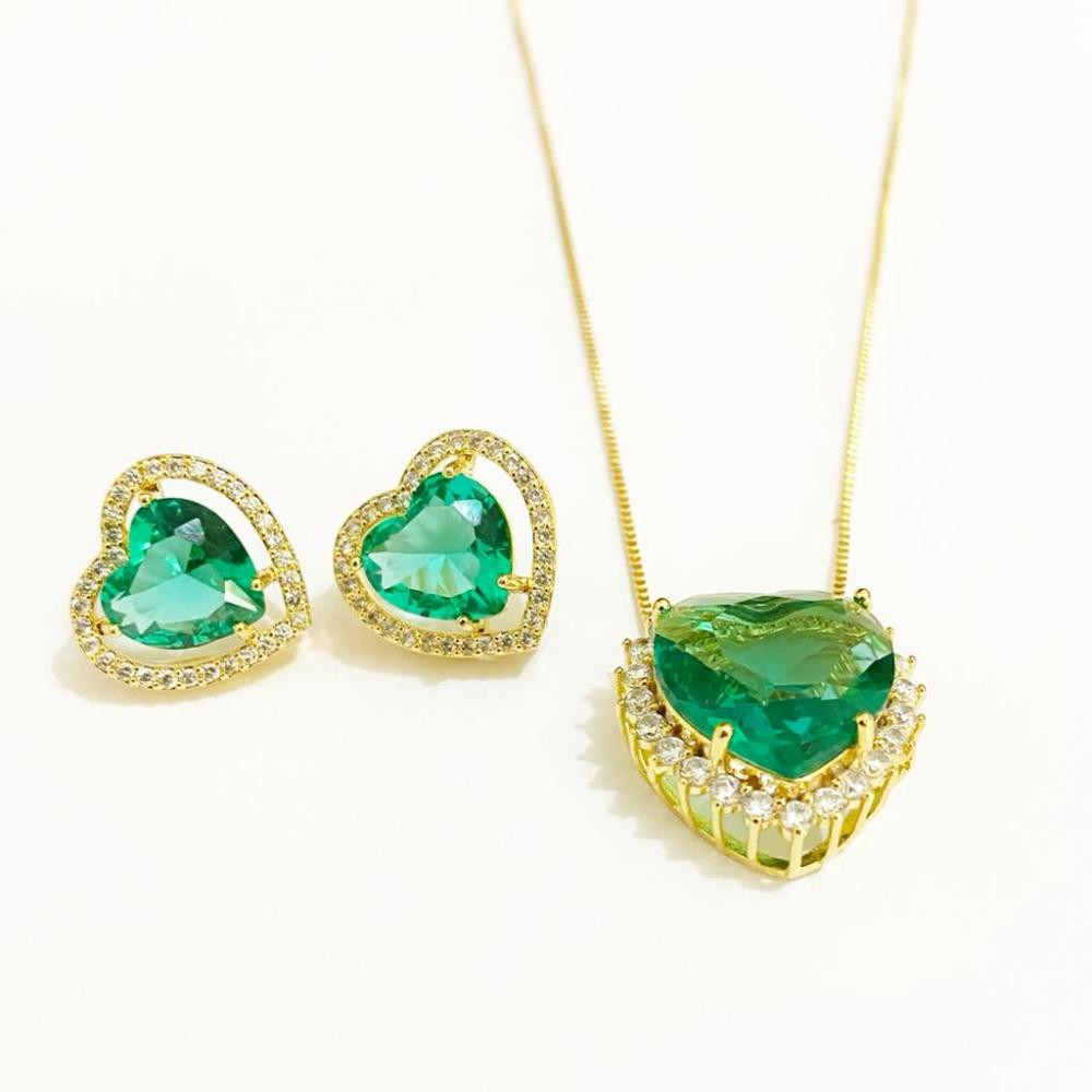 Conjunto de coração pequeno cravejado com zircônia folheado a ouro 18k 