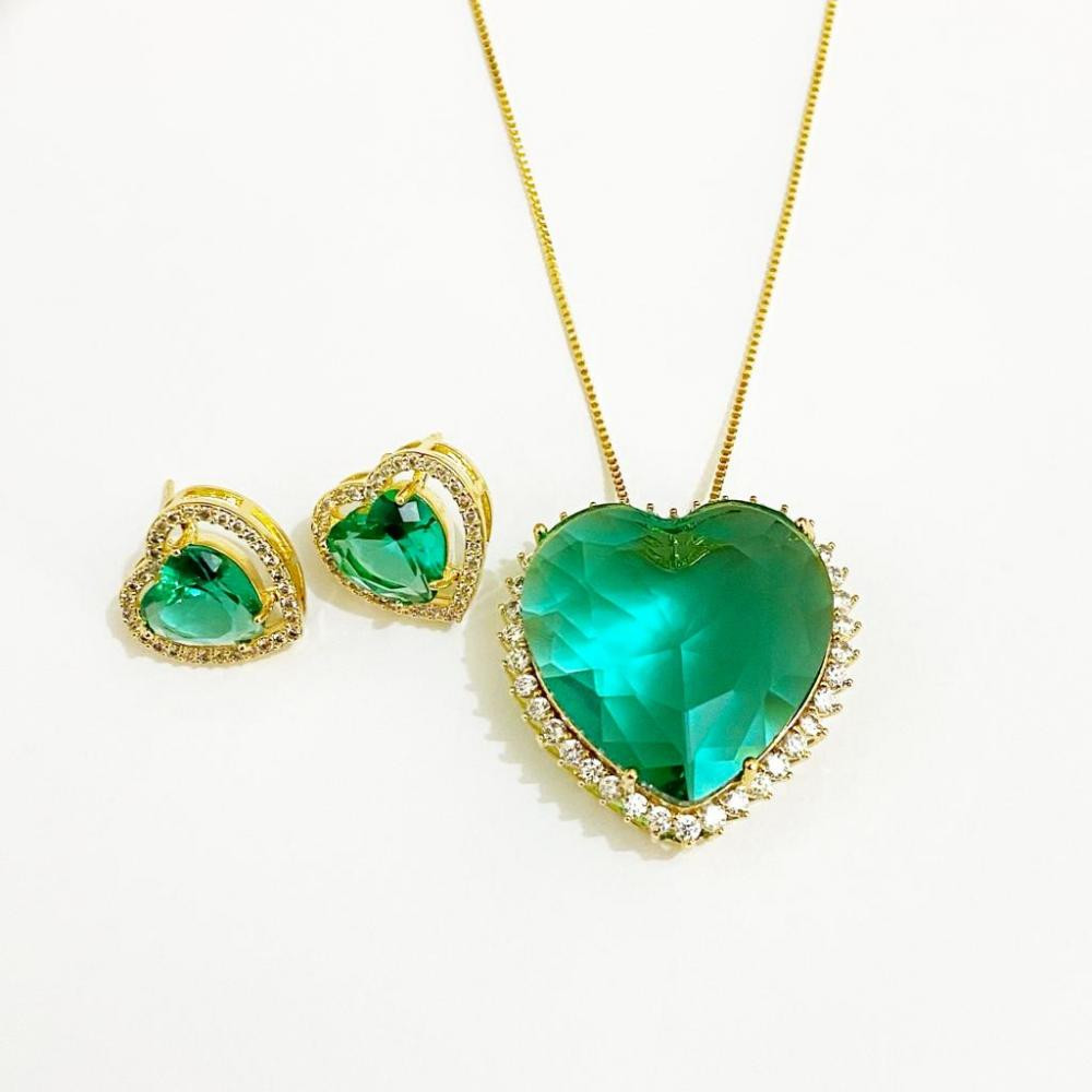 Conjunto de coração grande cravejado com zircônia folheado a ouro 18k