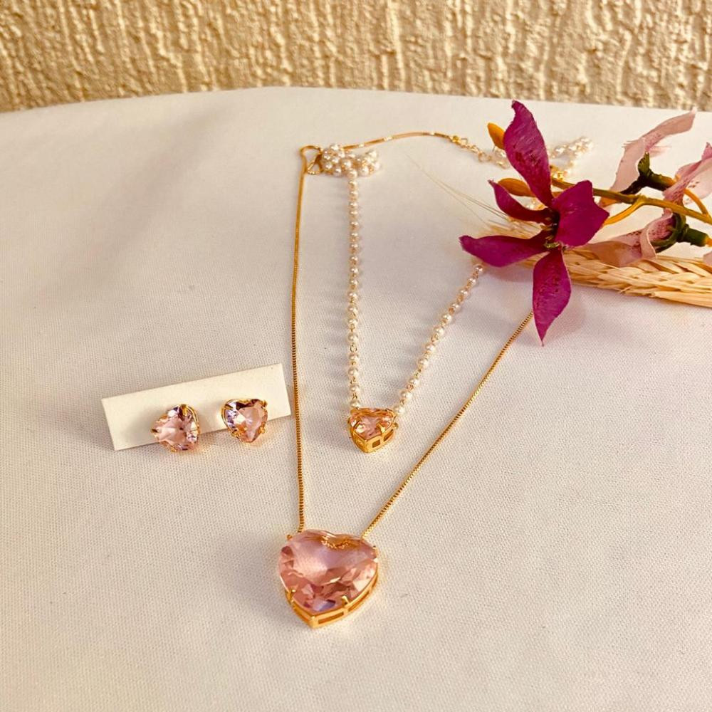 Colar de perolas com pingente de coração folheado a ouro 18k