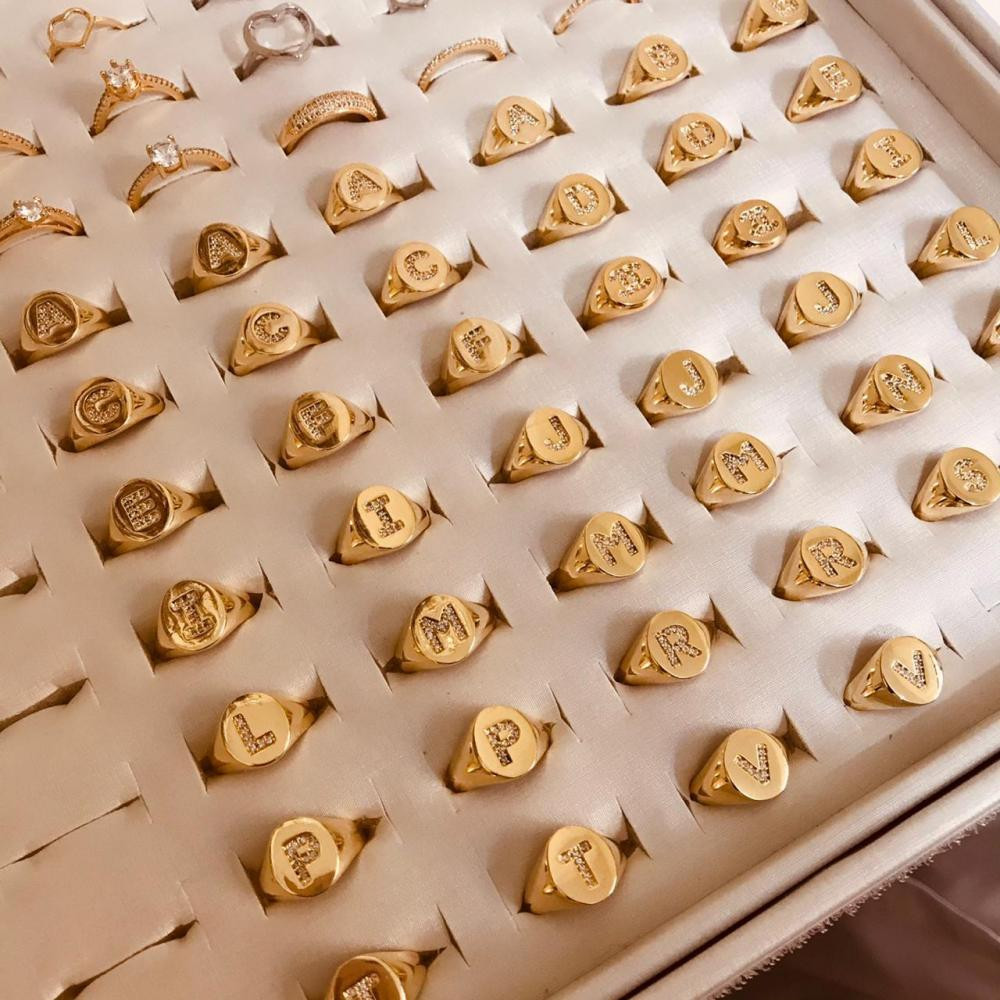 Anel de dedinho Tassia personalizado folheado a ouro 18k