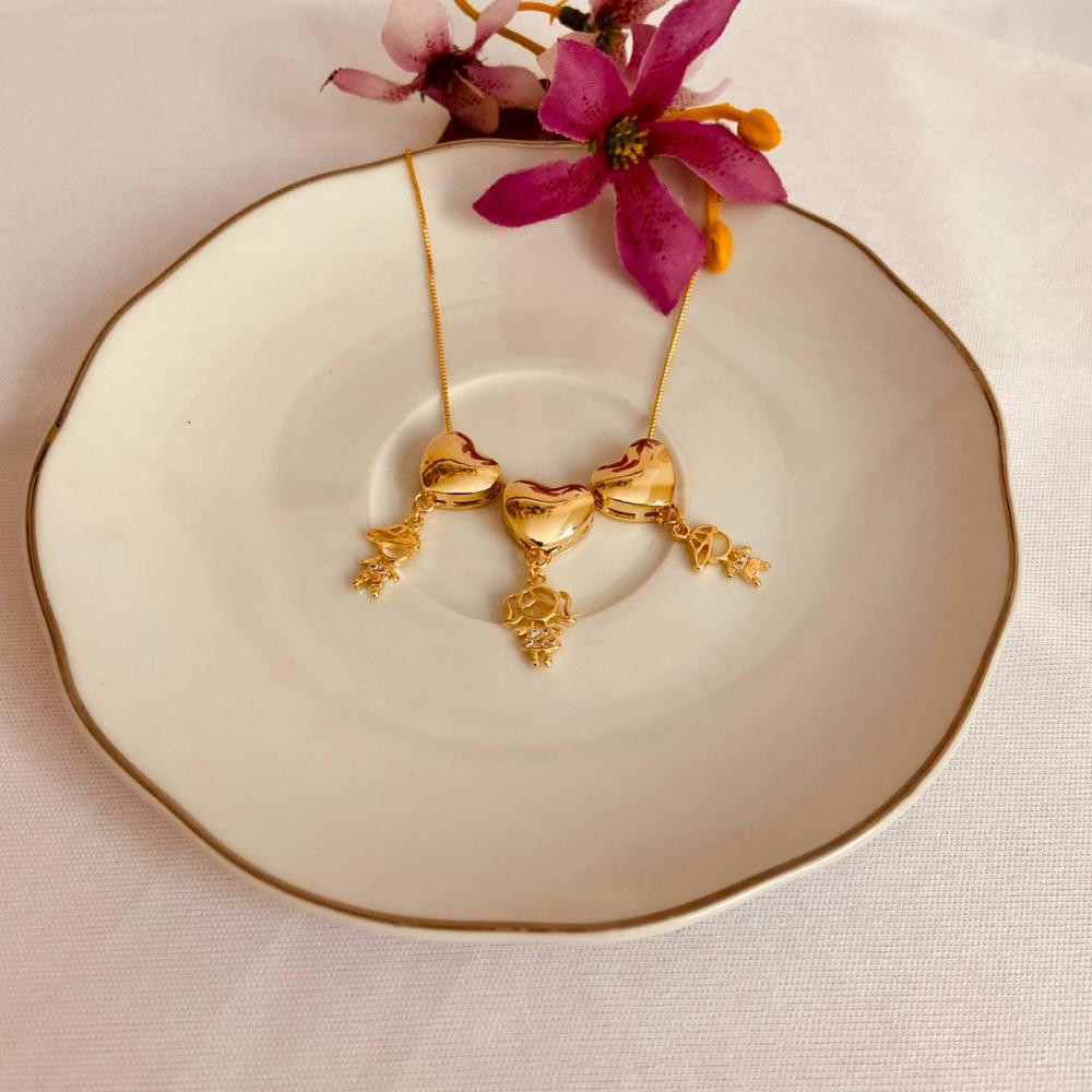 Colar personalizado com três corações e três pingentes banhado a ouro 18k 