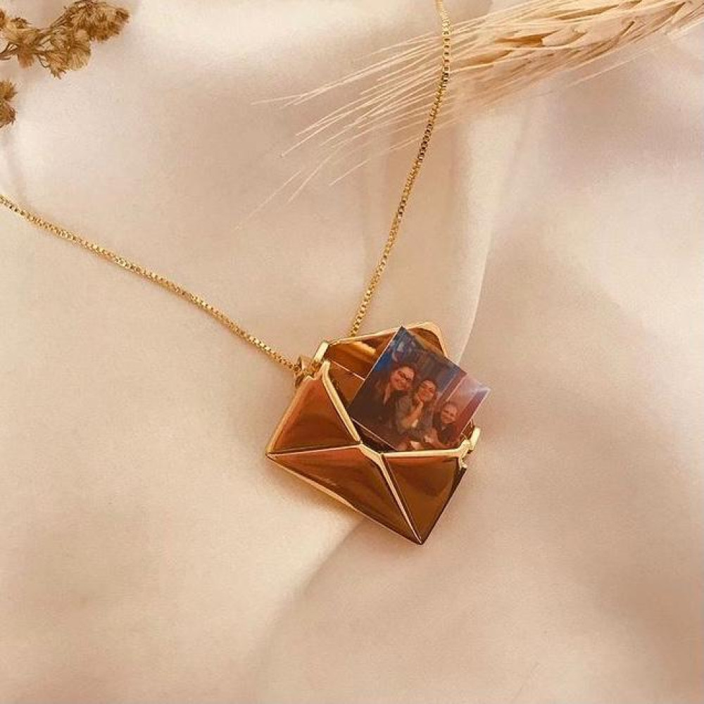 Colar relicário de carta com corrente veneziana banhado a ouro 18k 
