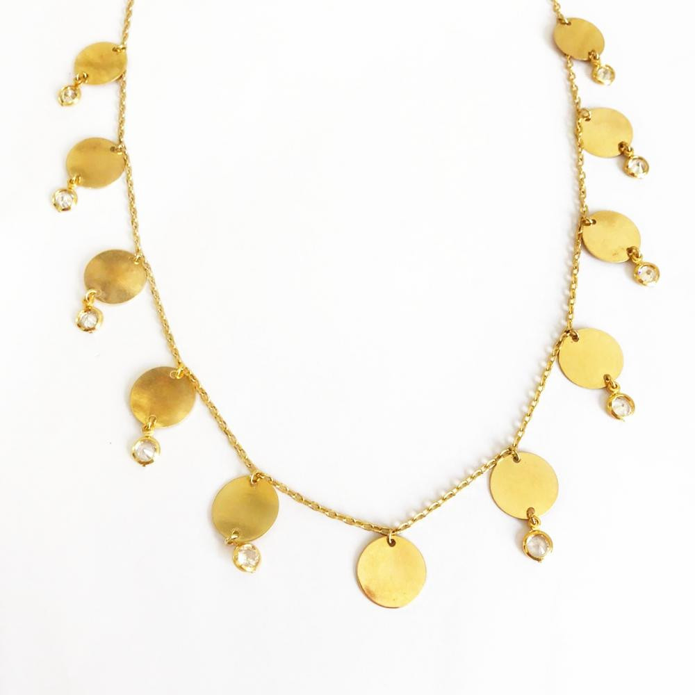 Colar com pingentes de medalhas e pontos de luz folheado a ouro 18k  