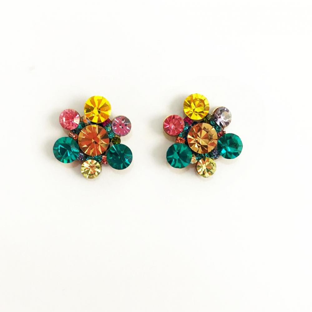 Brinco de strass  colorido em formato de flor folheado a ouro 18k 