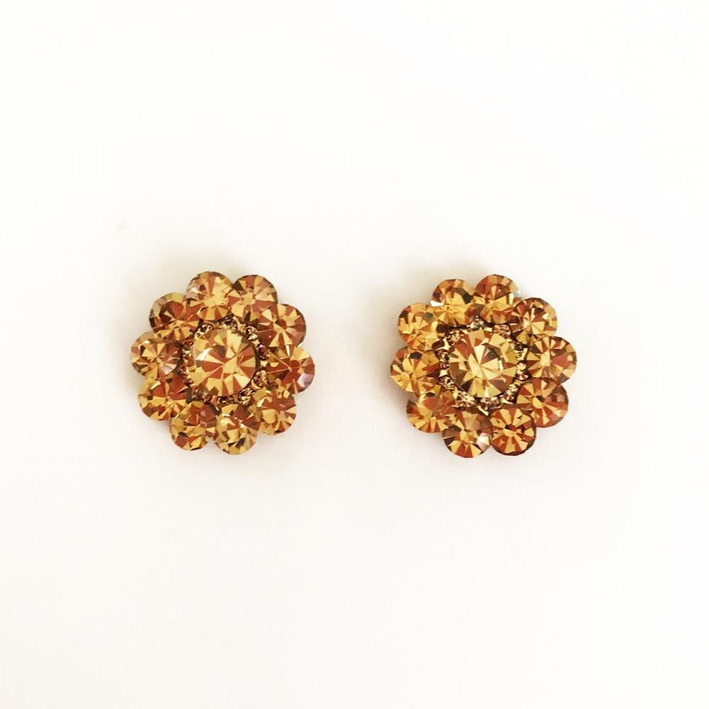 Brinco de strass  em formato de flor folheado a ouro 18k 