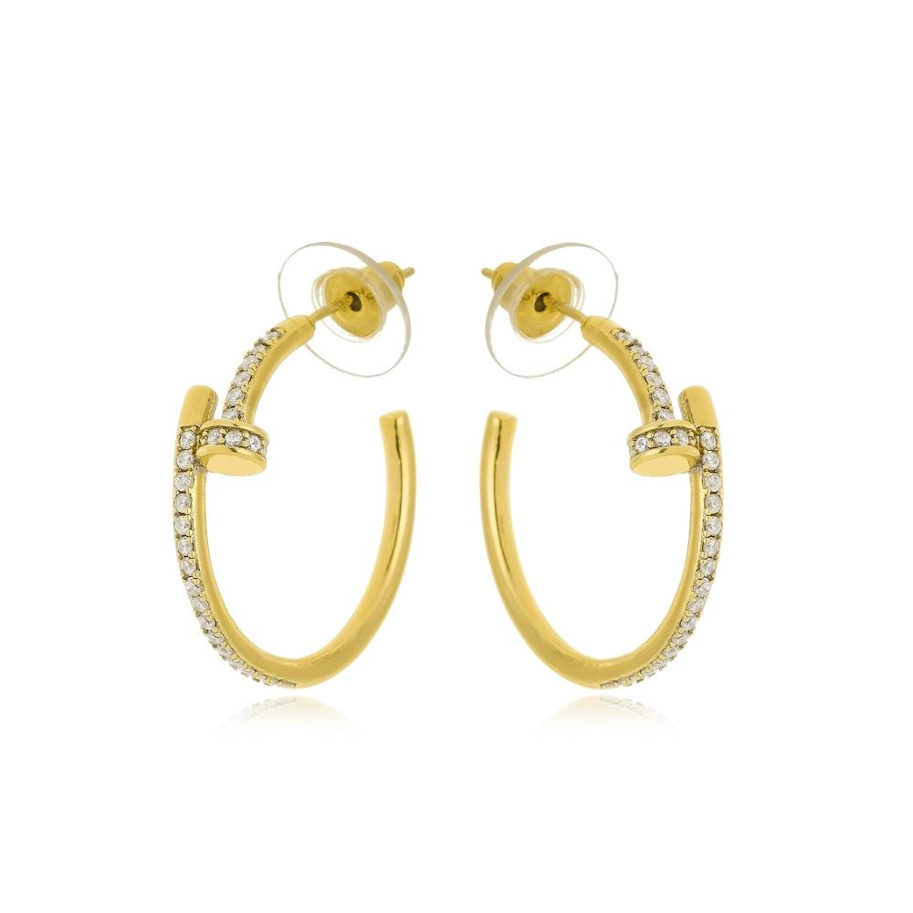 Argola em forma de prego cravejada com zircônia folheada a ouro 18k 