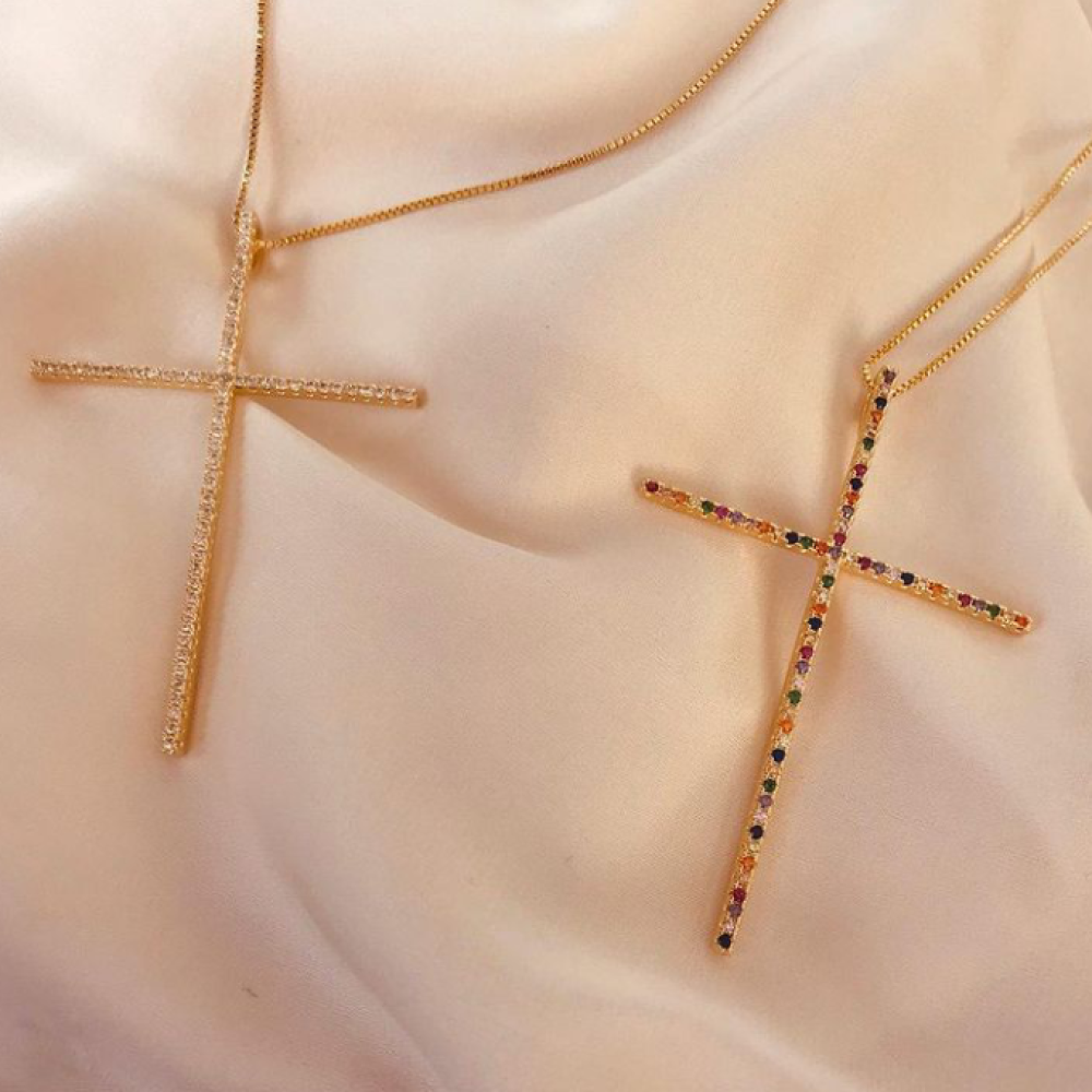 Colar com pingente de cruz com zircônia colorida folheado a ouro 18k