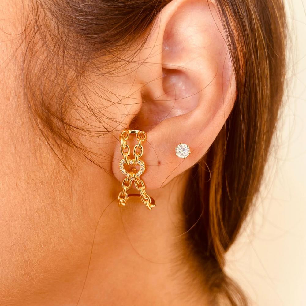 Brinco earhook com elos e coração cravejado com zircônia folheado a ouro 18k