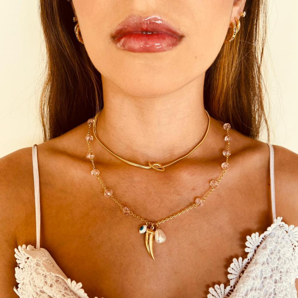Colar com corrente de pedras e pingentes diversos folheado a ouro 18k
