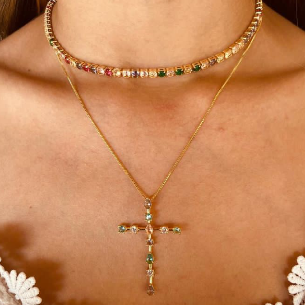 Colar com pingente de cruz com cristais coloridos folheado a ouro 18k 