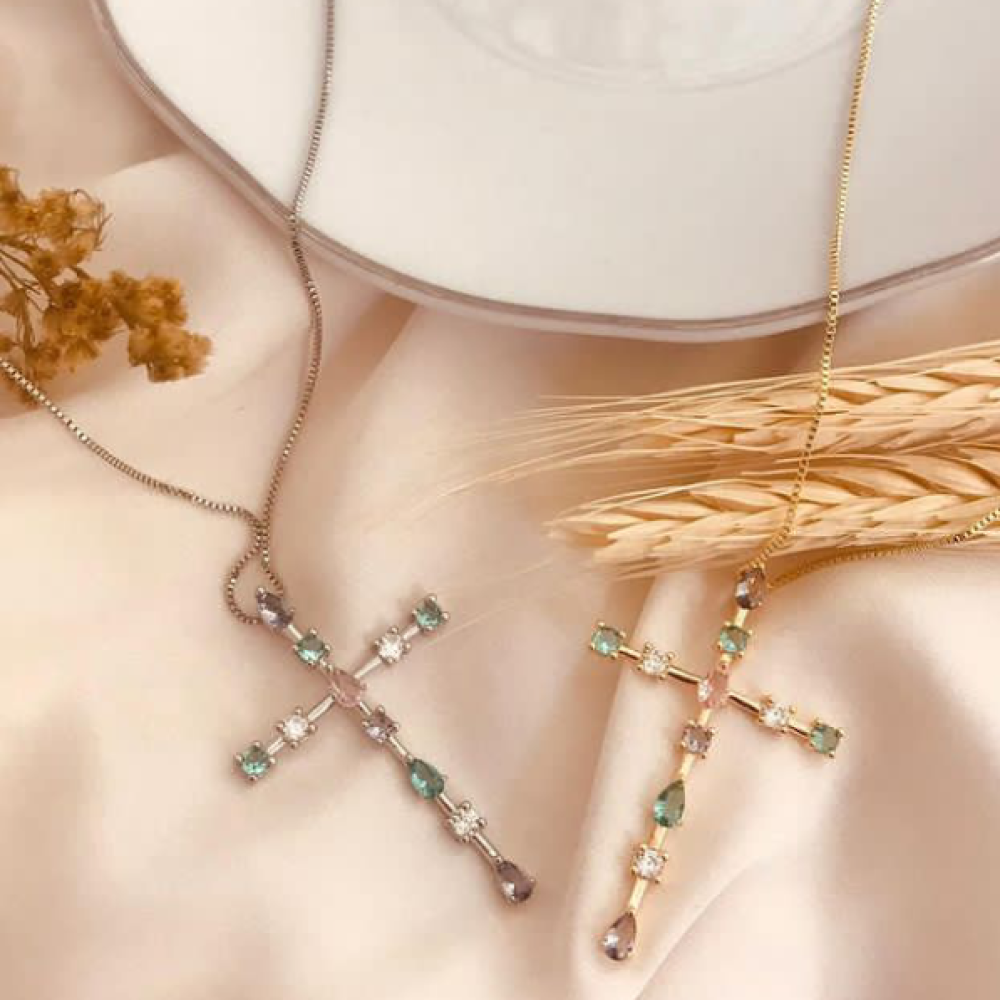 Colar com pingente de cruz com cristais coloridos folheado a ouro 18k 