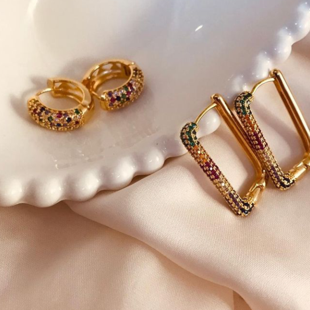Argola cravejada com zircônia colorida folheada a ouro 18k