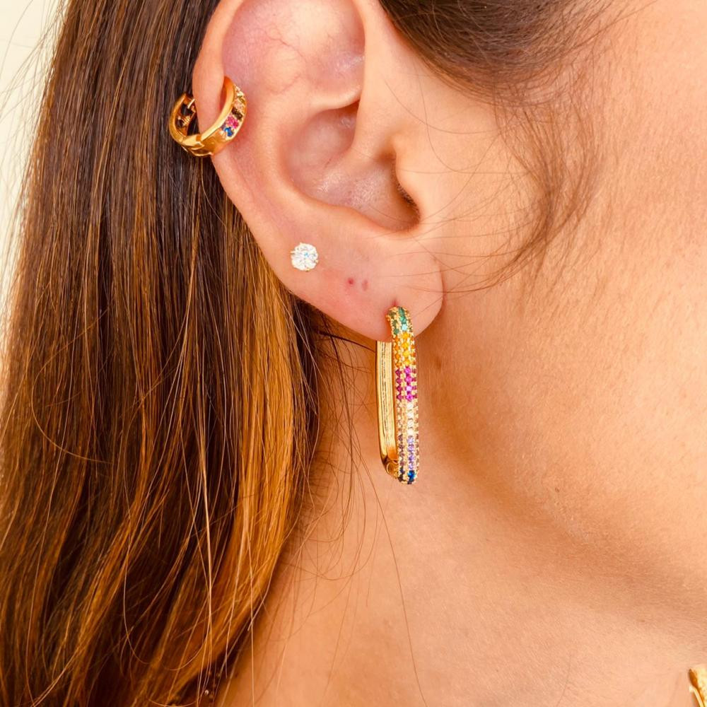 Argola com formato quadrado cravejada com zircônia colorida folheada a ouro 18k
