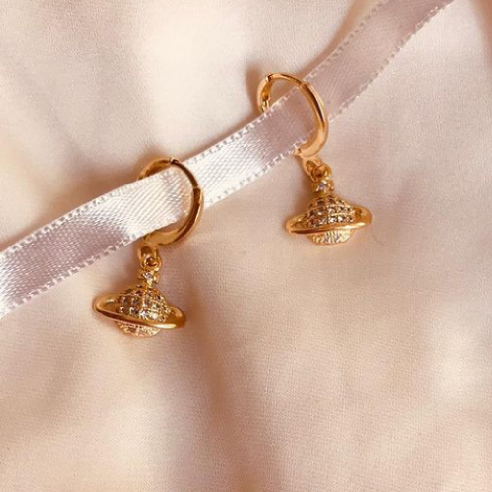 Brinco argolinha click com pingente de planeta banhado a ouro 18k 