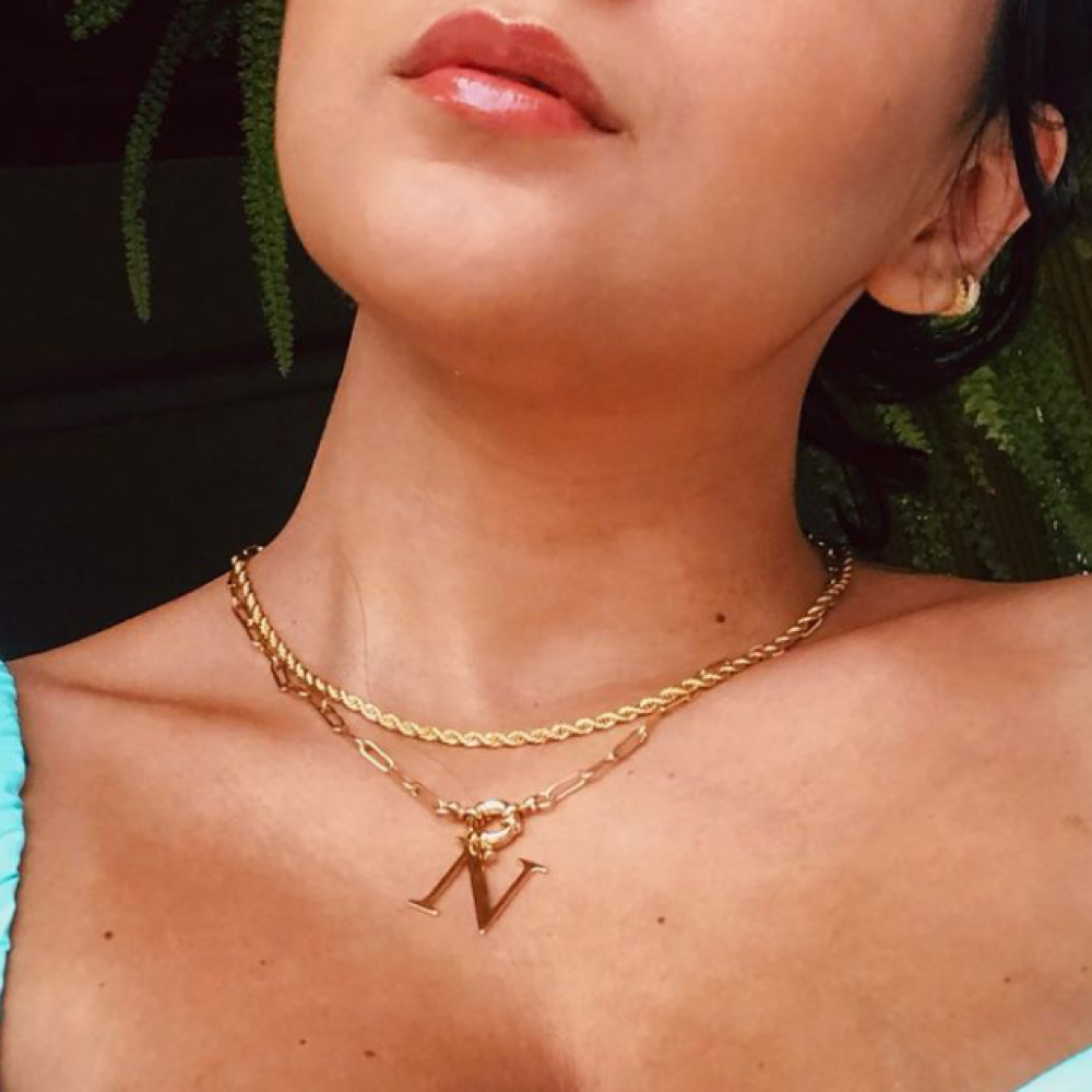 Colar de letra personalizado com fecho boia folheado a ouro 18k