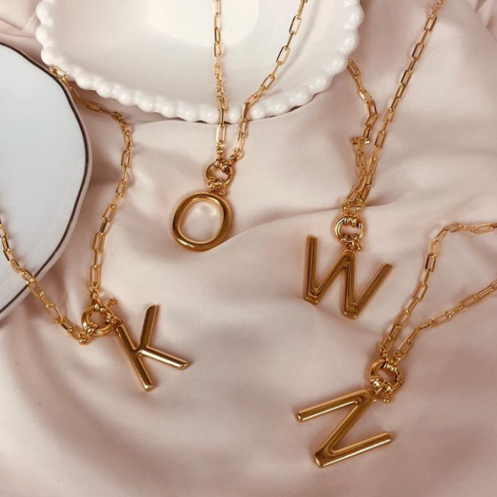 Colar de letra personalizado com fecho boia folheado a ouro 18k