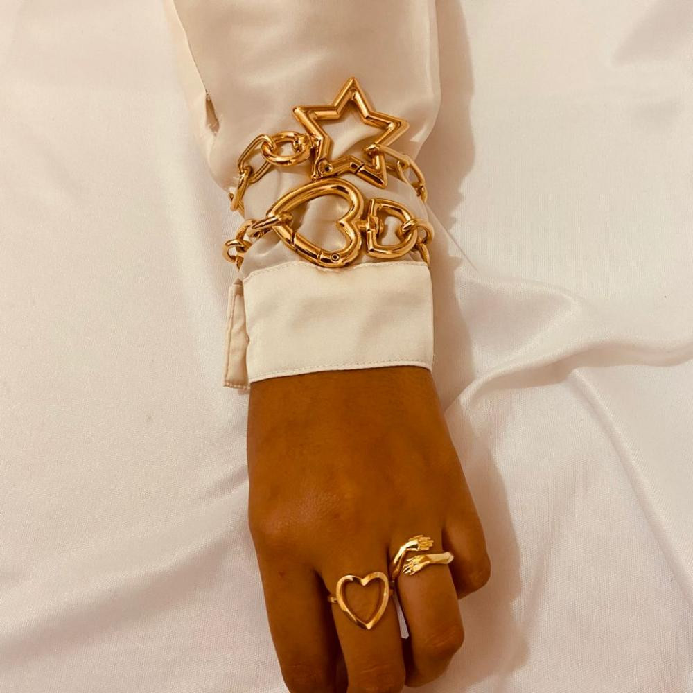 Pulseira de elo cartier com fecho de estrela folheada em ouro 18k.