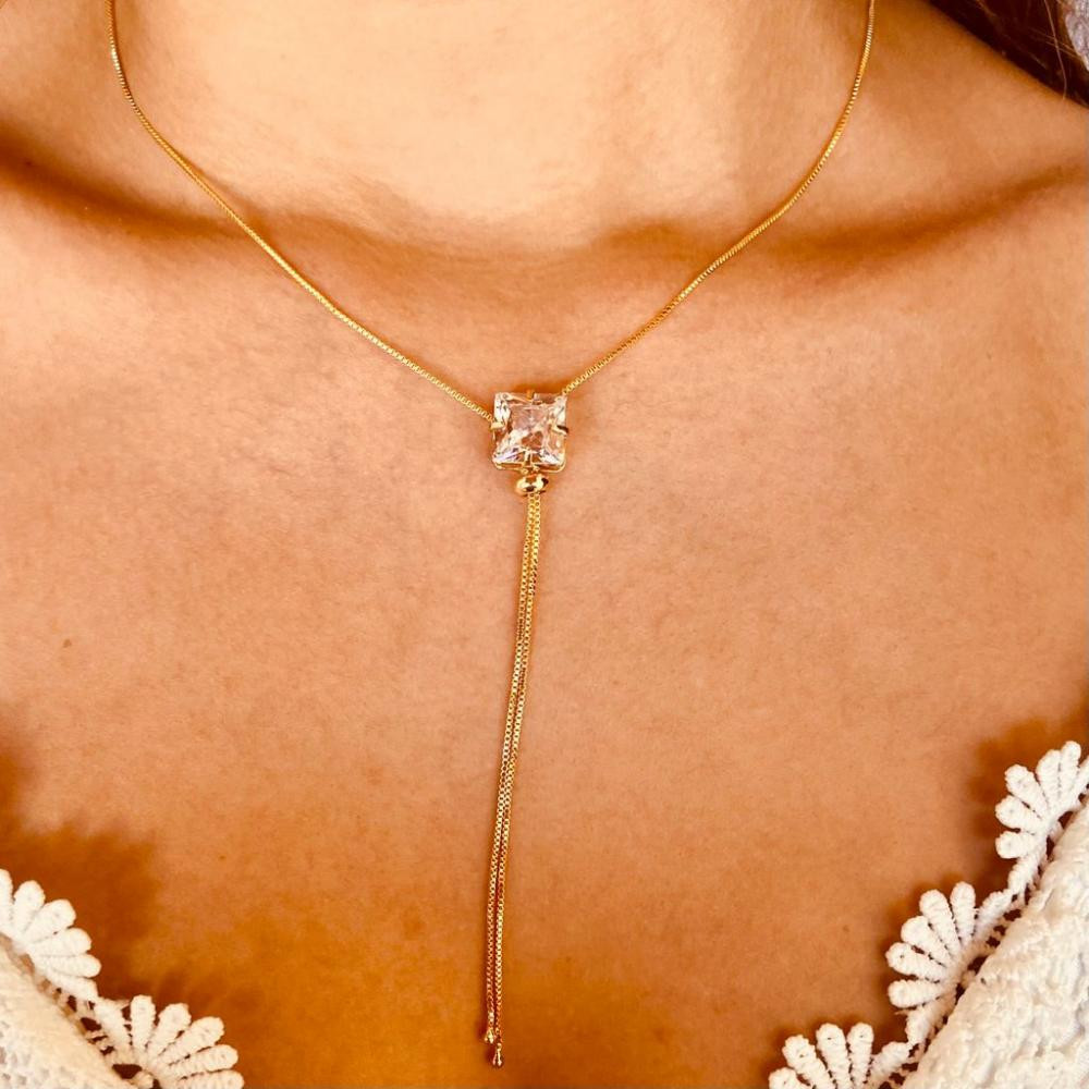 Colar gravata ajustável com pingente de quadrado na cor cristal folheado a ouro 18k