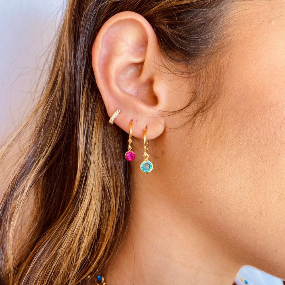 Brinco de argola click com pingente de ponto de luz azul  folheado a ouro 18k