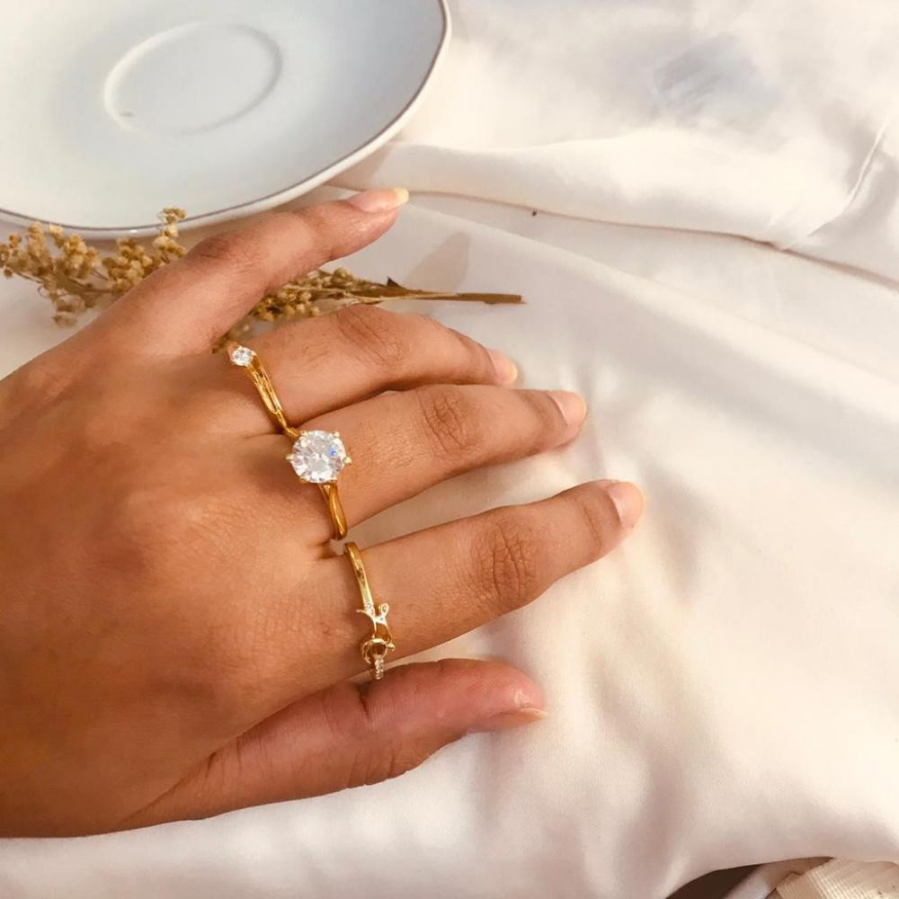Anel solitário cravejado com zircônia folheado a ouro 18k