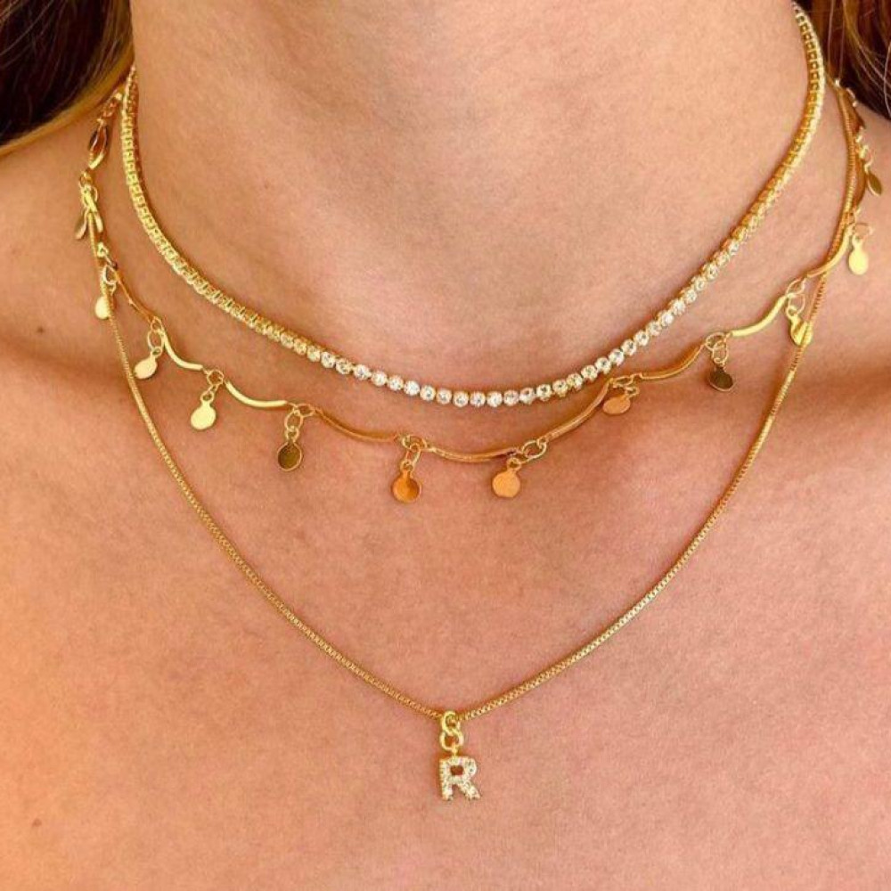 Colar personalizado com mini letra cravejada banhado a ouro 18k